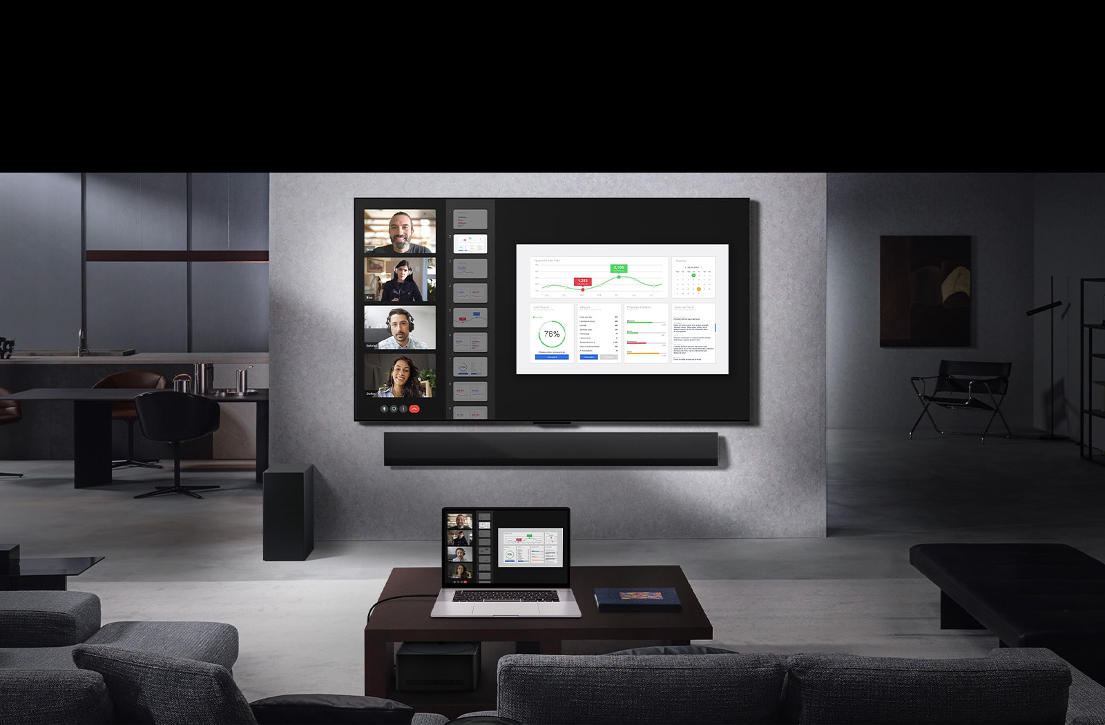 Svetainės vaizdas nuo sofos, kurioje yra ant sienos sumontuotas „LG True Wireless TV“ ir „LG Soundbar“. Ant kavos staliuko padėtas nešiojamasis kompiuteris, prijungtas prie „Zero Connect Box“, kuris vos matomas po stalu. Nešiojamojo kompiuterio ekranas, kuriame rodomas tiesioginis vaizdo skambutis, belaidžiu ryšiu atkuriamas televizoriaus ekrane. Visa erdvė tvarkinga, joje nėra laidų netvarkos.