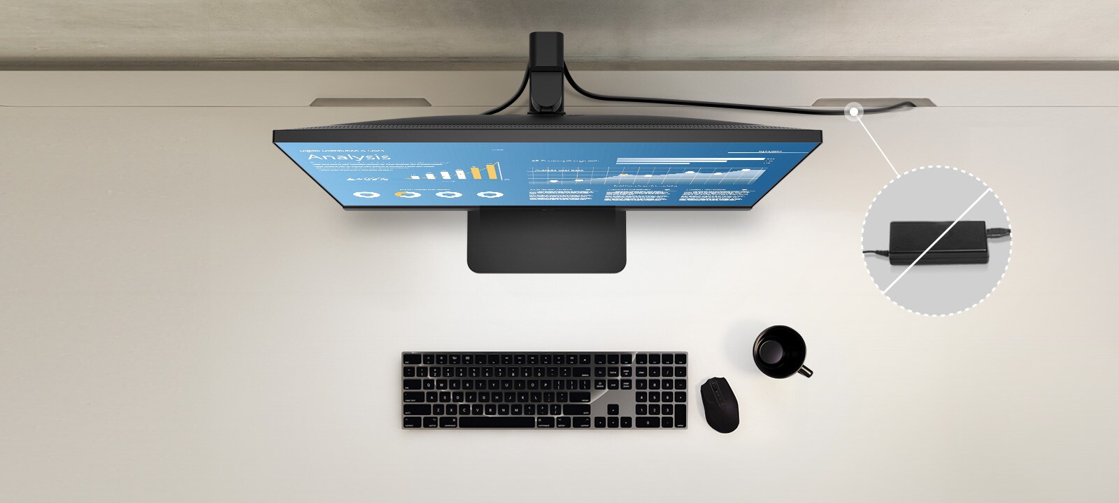 Vaizdas iš viršaus, kuriame matomas švarus darbo vietos išdėstymas, naudojant įmontuotą maitinimo šaltinį.