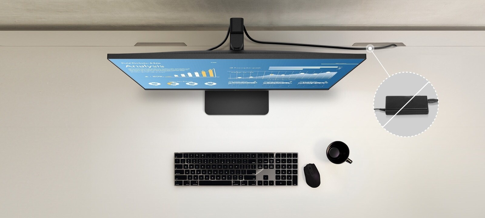 Vaizdas iš viršaus, kuriame matomas švarus darbo vietos išdėstymas, naudojant įmontuotą maitinimo šaltinį.