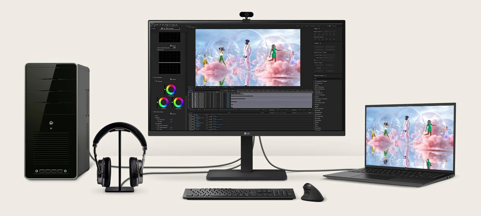 Darbo vietos su keliais prie monitorių prijungtais įrenginiais vaizdas iš priekio.