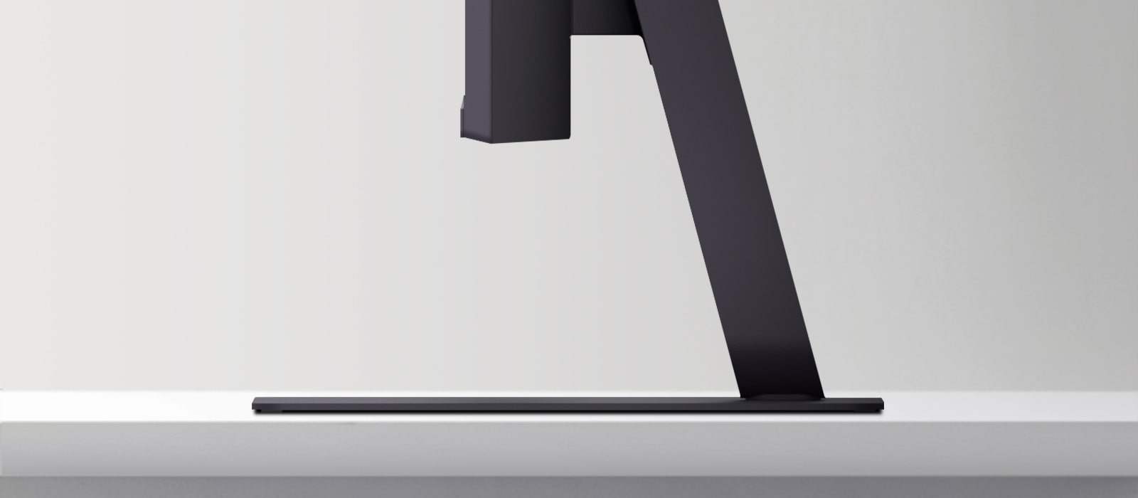 „LG UltraGear“ monitoriaus stovo ant stalo vaizdas iš šono.