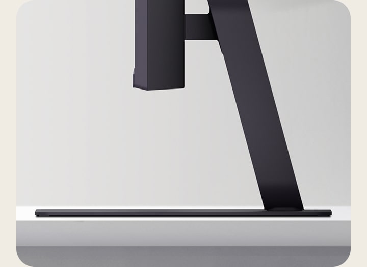 „LG UltraGear“ monitoriaus stovo ant stalo vaizdas iš šono.