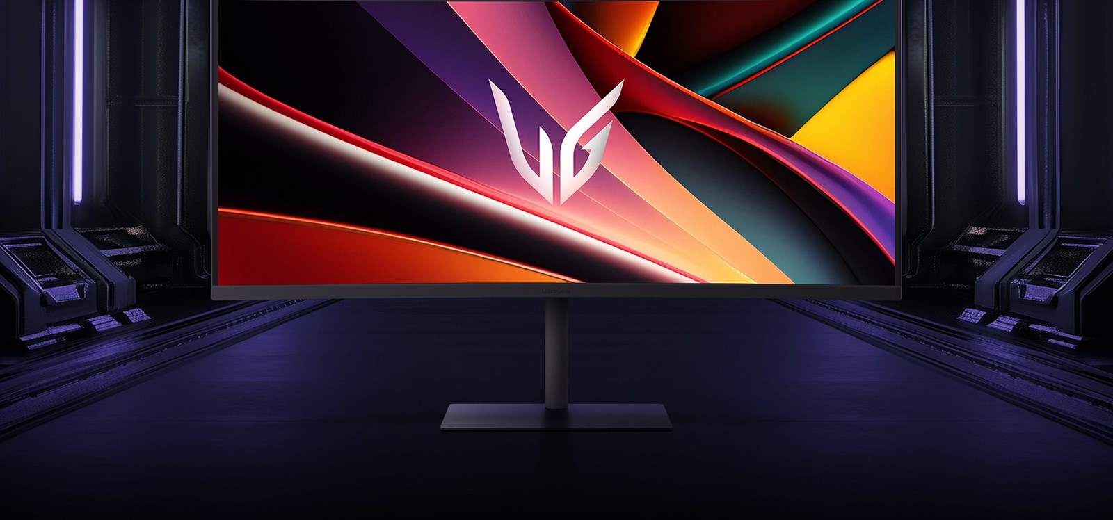 Žaidimų monitoriaus vaizdas iš priekio futuristiniame, neonu apšviestame kambaryje.