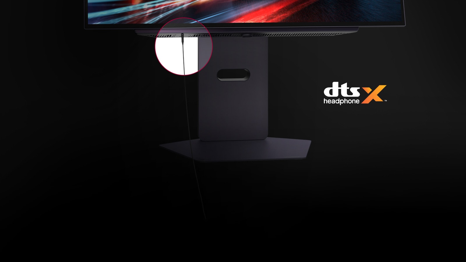 Monitoriaus stovo vaizdas stambiu planu su prijungtu ausinių kabeliu ir „DTS Headphone X“ logotipu.
