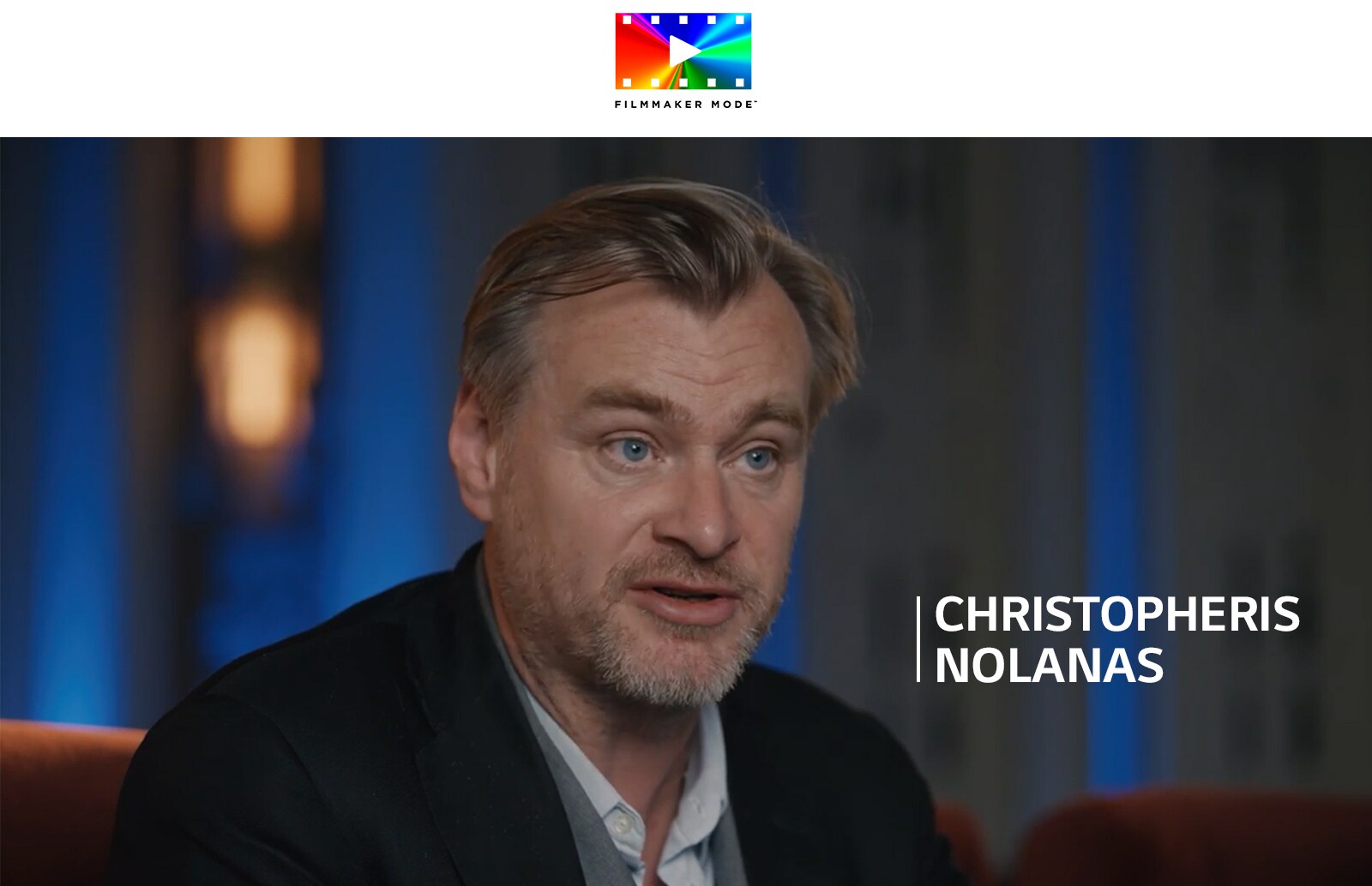 FILLMAKER MODE™ logotipas. Po logotipu Christopheris Nolanas dalyvauja pokalbyje tamsioje patalpoje.