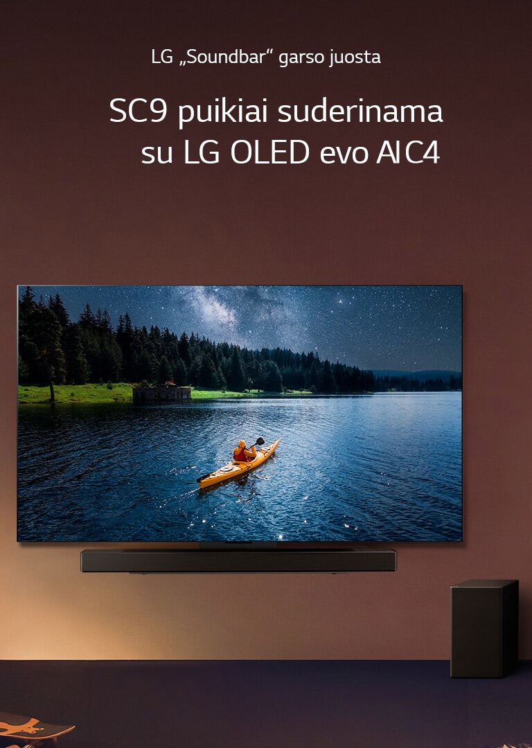 LG TV ir „Soundbar“ sumontuoti prie sienos, o žemųjų dažnių garsiakalbis pastatytas ant grindų, dešinėje. Televizoriuje rodomas baidare per ežerą plaukiantis žmogus; ant sienos sklinda švelnūs šešėliai.