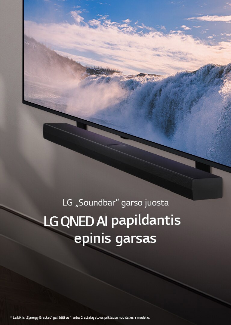 LG TV ir „Soundbar“ pritvirtinti prie sienos, vaizdas kampu. Televizoriuje iš arti rodomas didžiulis krioklys, o per sieną, televizorių ir garso juostą sklinda švelni saulės šviesa. Atsakomybės atsisakymo tekstas: Laikiklis „Synergy Bracket“ gali būti su 1 arba 2 atšakų stovu; priklauso nuo šalies ir modelio.