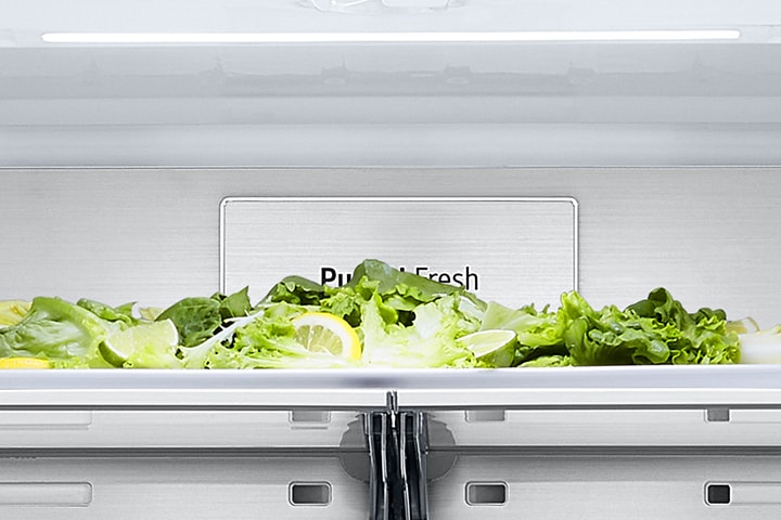 Metal fresh etiketės šaldytuvo viduje vaizdas iš arti.