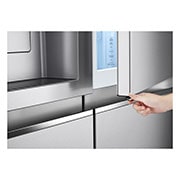 LG Side-by-Side Door-in-Door™ šaldytuvas, 635L, plotis 91,3cm, aukščio 179cm, Total No Frost, iš dešinės atidaryto šaldytuvo su maisto produktais vaizdas iš priekio, GSJV90BSAE, thumbnail 10