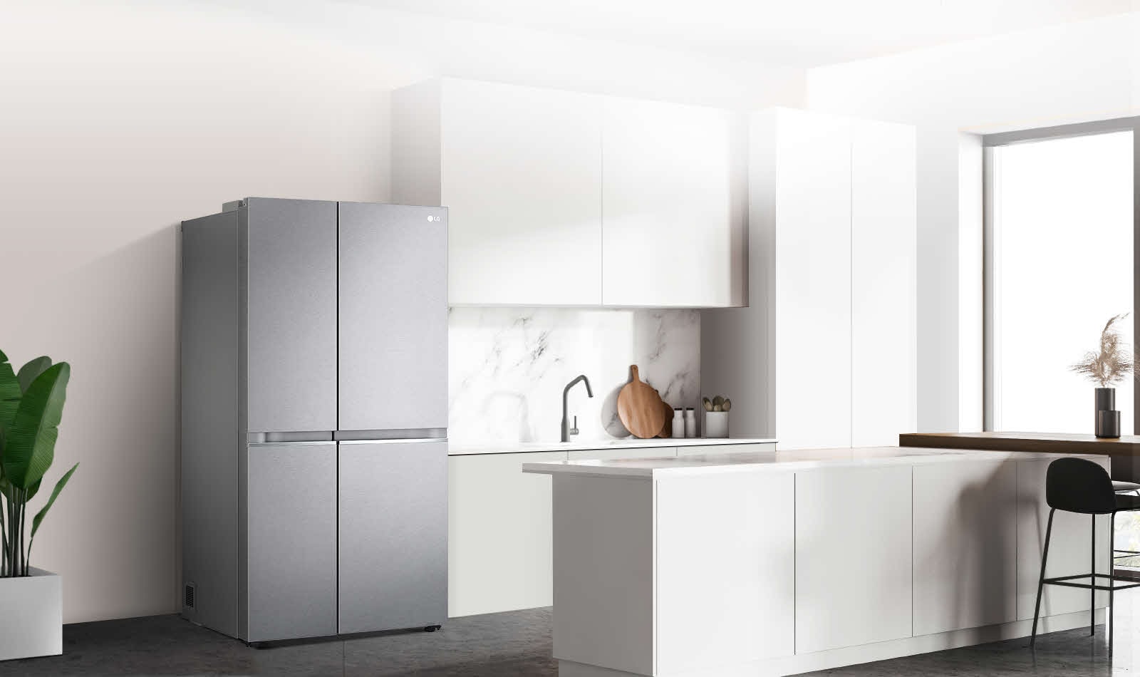 Virtuvės, kurioje pastatytas juodas „InstaView“ šaldytuvas, vaizdas iš šono.