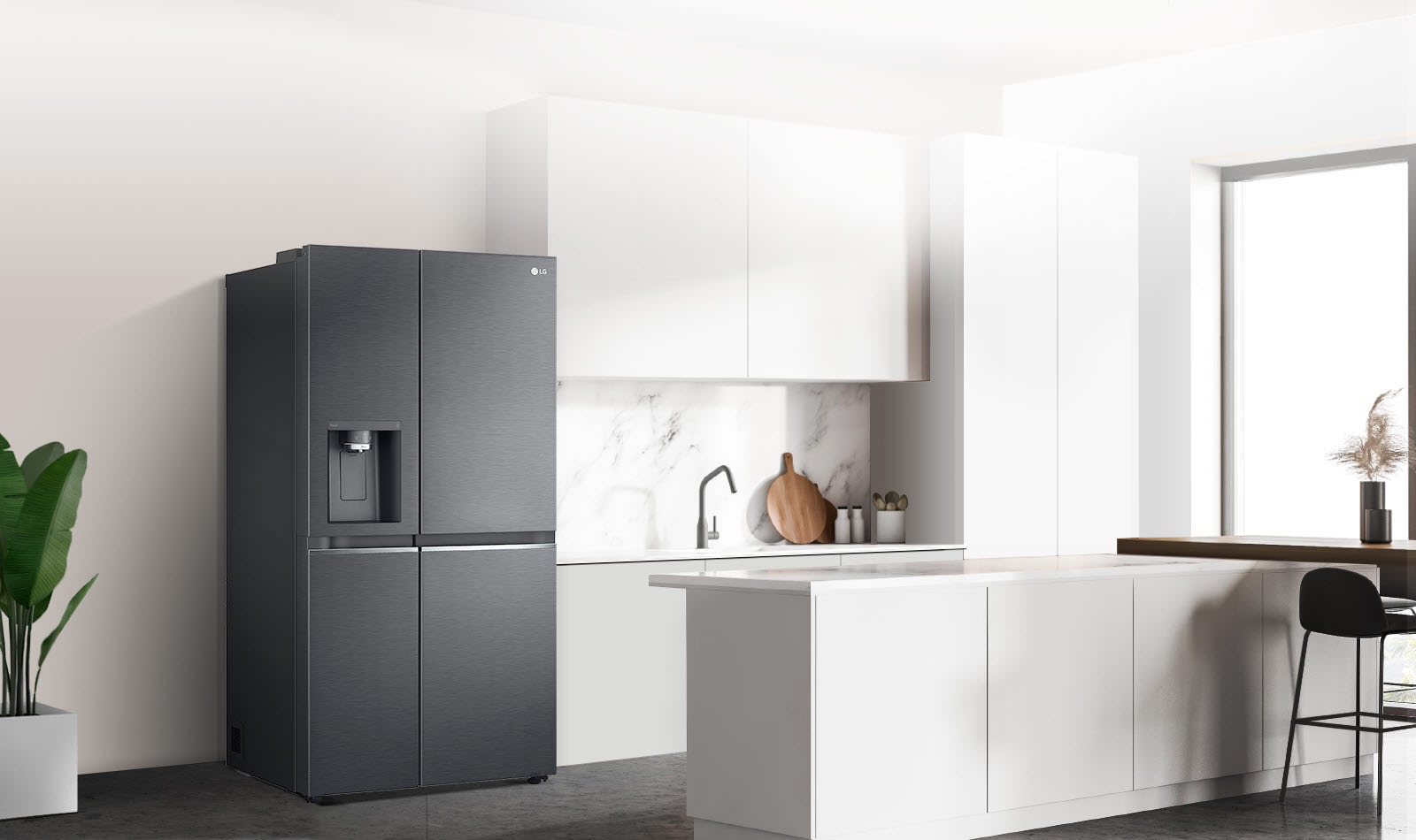 Virtuvės, kurioje pastatytas juodas „InstaView“ šaldytuvas, vaizdas iš šono.