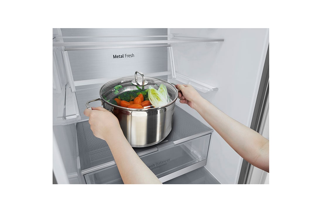 LG Šaldytuvas su šaldikliu apačioje |2.03m | 387L | Pilka | D klasė | DoorCooling | Total No Frost | GBV7280DPY, left side door open view with food, GBV7280DPY, thumbnail 10