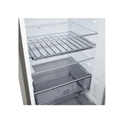 LG šaldytuvas su šaldikliu apačioje | 1.86m | 333L | Pilka | C klasė | DoorCooling+™ | FRESHBalancer™, LG šaldytuvas su šaldikliu apačioje  gyvenamojoje erdvėje su naktiniu miesto vaizdu, vaizdas persidengia DI taupymo režimo iliustracija ir kintančios energijos grafiku, GBBS312CPY, thumbnail 5