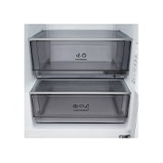 LG šaldytuvas su šaldikliu apačioje | 1.86m | 333L | Pilka | C klasė | DoorCooling+™ | FRESHBalancer™, LG šaldytuvas-šaldiklis , priartintas vyno laikiklis, ten padėti keturi buteliai ir dėžutė su makarunais, laikiklio konstrukcija vaizduojama padidintame apvalios formos paveikslėlyje, GBBS312CPY, thumbnail 7