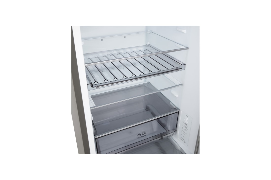LG šaldytuvas su šaldikliu apačioje | 1.86m | 333L | Pilka | C klasė | DoorCooling+™ | FRESHBalancer™, LG šaldytuvas su šaldikliu apačioje  gyvenamojoje erdvėje su naktiniu miesto vaizdu, vaizdas persidengia DI taupymo režimo iliustracija ir kintančios energijos grafiku, GBBS312CPY, thumbnail 5