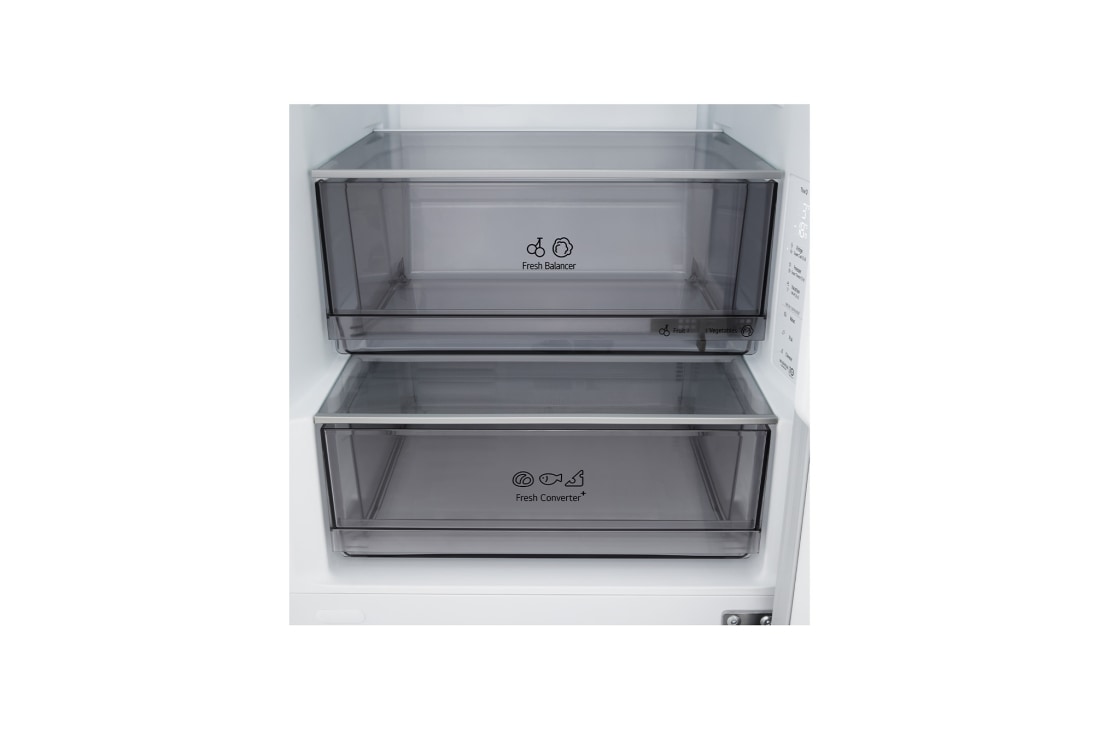 LG šaldytuvas su šaldikliu apačioje | 1.86m | 333L | Pilka | C klasė | DoorCooling+™ | FRESHBalancer™, LG šaldytuvas-šaldiklis , priartintas vyno laikiklis, ten padėti keturi buteliai ir dėžutė su makarunais, laikiklio konstrukcija vaizduojama padidintame apvalios formos paveikslėlyje, GBBS312CPY, thumbnail 7