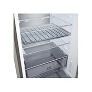 LG šaldytuvas su šaldikliu apačioje | 1.86m | 333L | Pilka | C klasė | DoorCooling+™ | FRESHBalancer™, LG šaldytuvas su šaldikliu apačioje  gyvenamojoje erdvėje su naktiniu miesto vaizdu, vaizdas persidengia DI taupymo režimo iliustracija ir kintančios energijos grafiku, GBBS514CPY, thumbnail 5