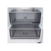 LG šaldytuvas su šaldikliu apačioje | 1.86m | 333L | Pilka | C klasė | DoorCooling+™ | FRESHBalancer™, LG šaldytuvas su šaldikliu apačioje , įmontuotas į aukštą šiltos smėlio spalvos sieną, pavaizduotos baltos rodyklės nurodo viršutinės pusės ir priekio paviršius, GBBS514CPY, thumbnail 6