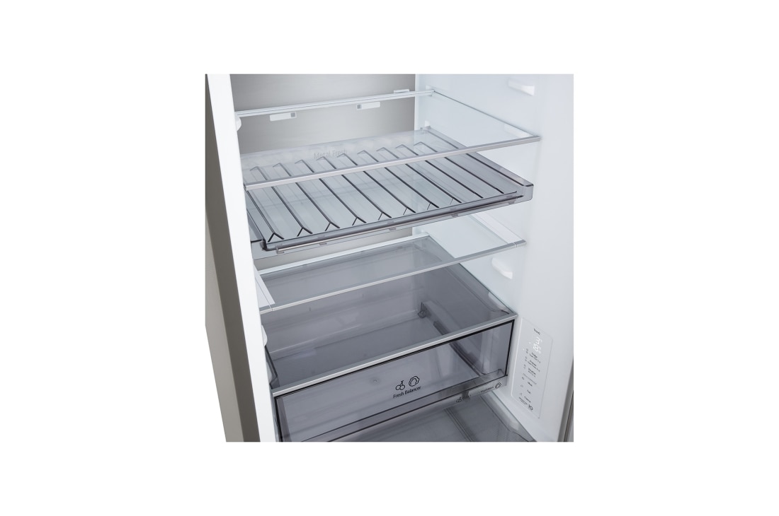 LG šaldytuvas su šaldikliu apačioje | 1.86m | 333L | Pilka | C klasė | DoorCooling+™ | FRESHBalancer™, LG šaldytuvas su šaldikliu apačioje  gyvenamojoje erdvėje su naktiniu miesto vaizdu, vaizdas persidengia DI taupymo režimo iliustracija ir kintančios energijos grafiku, GBBS514CPY, thumbnail 5