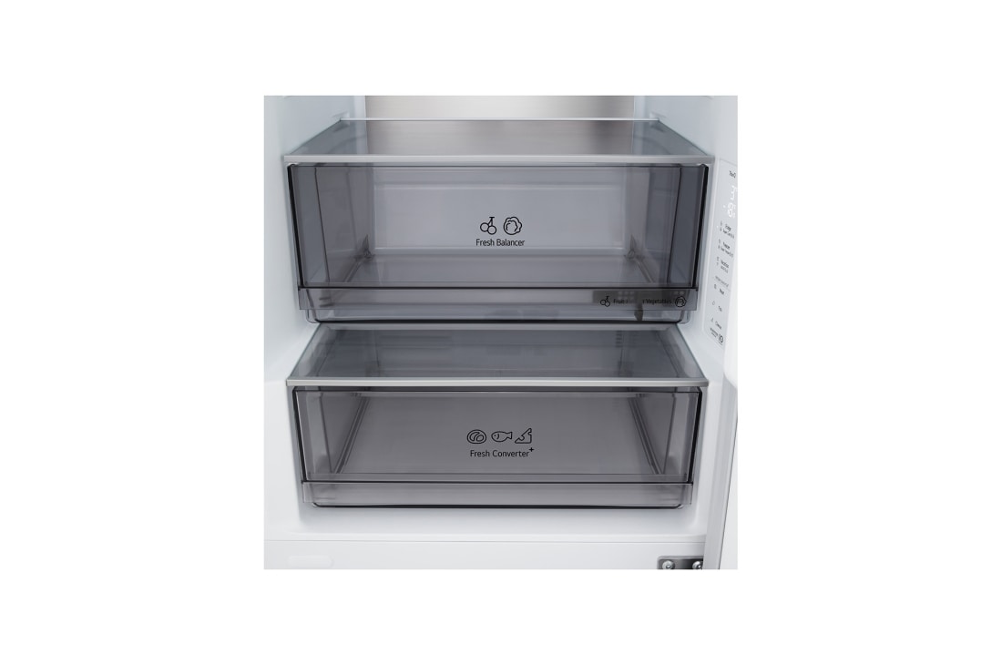 LG šaldytuvas su šaldikliu apačioje | 1.86m | 333L | Pilka | C klasė | DoorCooling+™ | FRESHBalancer™, LG šaldytuvas su šaldikliu apačioje , įmontuotas į aukštą šiltos smėlio spalvos sieną, pavaizduotos baltos rodyklės nurodo viršutinės pusės ir priekio paviršius, GBBS514CPY, thumbnail 6