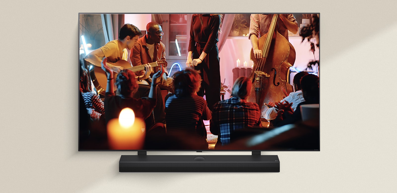 LG valdymo pultas nukreiptas į LG TV su LG „Soundbar“ po juo. LG TV su WOW sąsajos meniu ekrane.