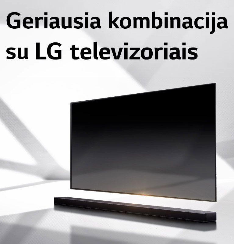 „Soundbar“ ir televizorius pastatyti ant baltų grindų, o už jų krenta šešėlis iš lauko.