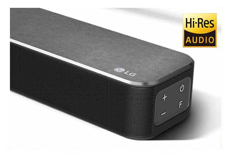 „LG Soundbar“ su LG logotipu apatiniame dešiniajame kampe dešinės pusės vaizdas stambiu planu.