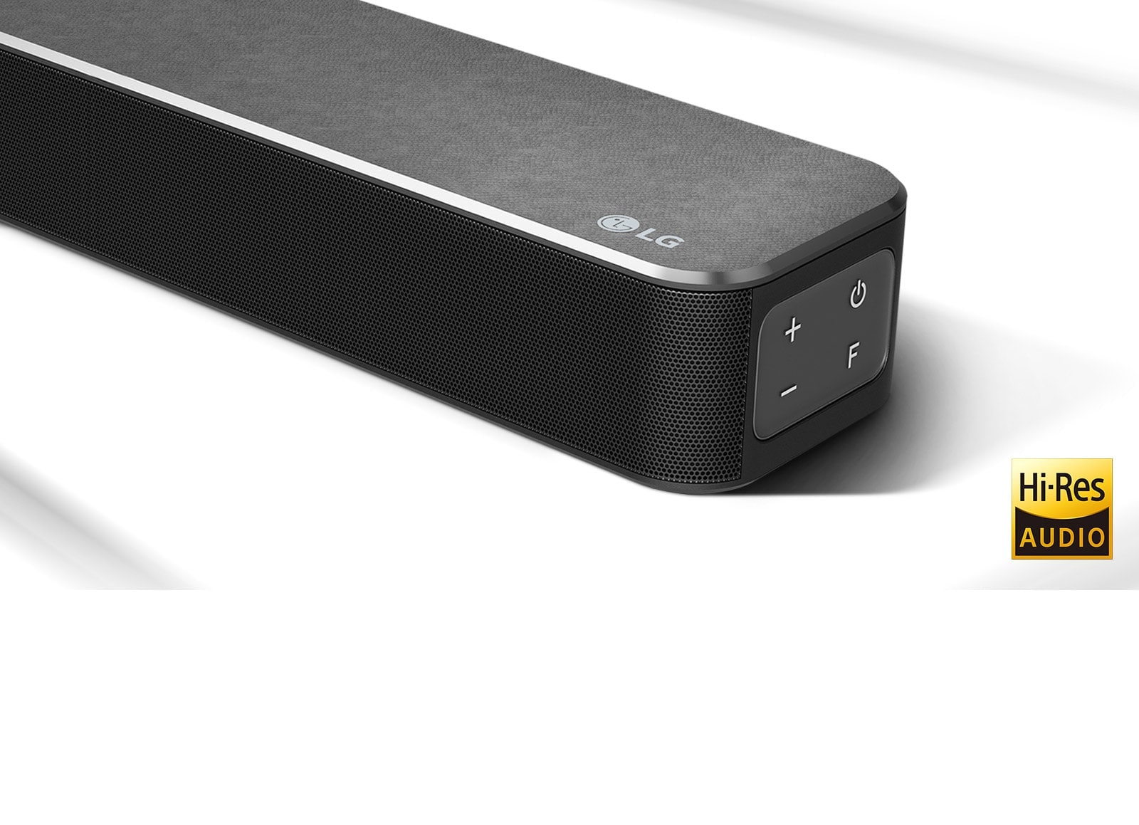 „LG Soundbar“ su LG logotipu apatiniame dešiniajame kampe dešinės pusės vaizdas stambiu planu.