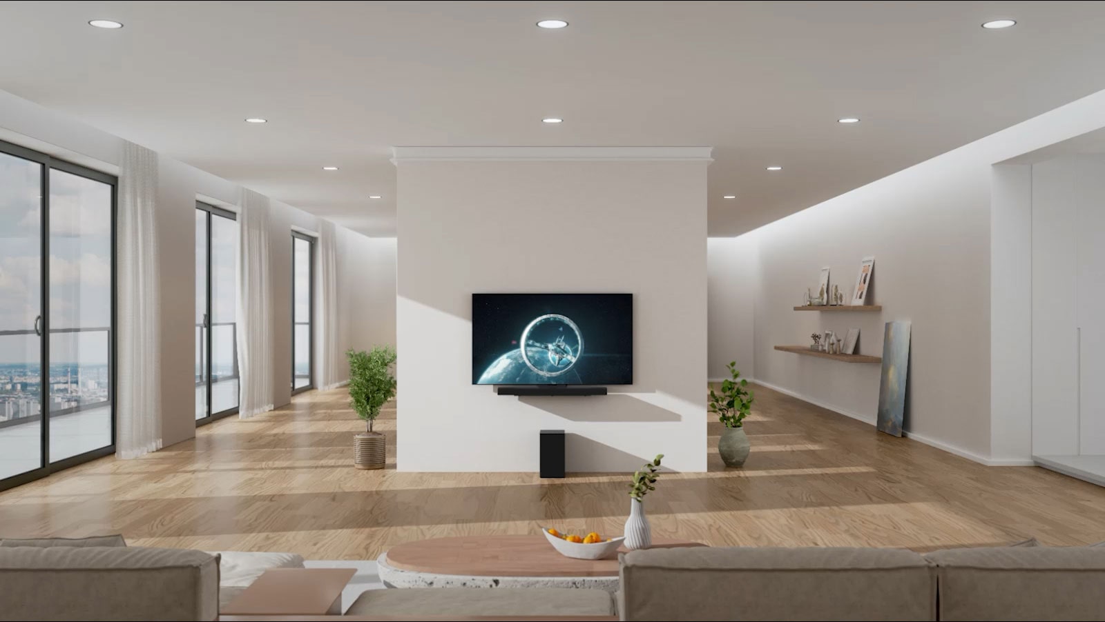 Horizontalusis garsiakalbis („sound bar“) ir televizorius pakabinti ant baltos kolonos svetainės centre. Ant medinių grindų, tiesiai po horizontaliuoju garsiakalbiu („sound bar“), stovi juodas žemųjų dažnių garsiakalbis. Kairėje pusėje yra langai nuo grindų iki lubų su puikiu vaizdu ir baltomis užuolaidomis. Dešinėje pusėje yra medinės lentynos su dekoracijomis, o ant grindų – paveikslas.