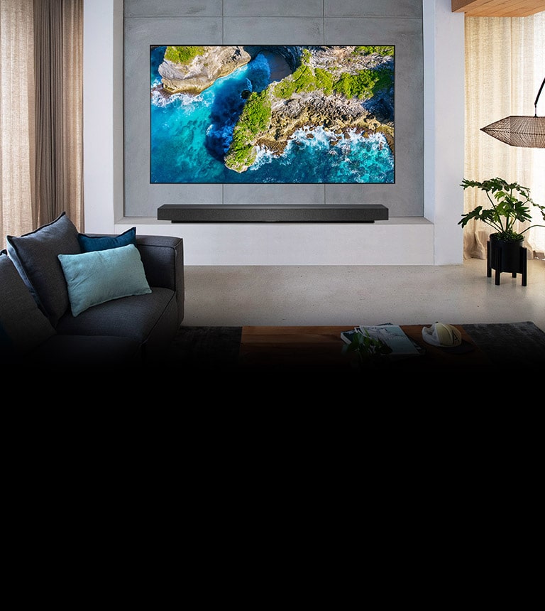 Elutoas telerist sportmängu vaatavad inimesed koos Bluetoothi tagakõlaritega