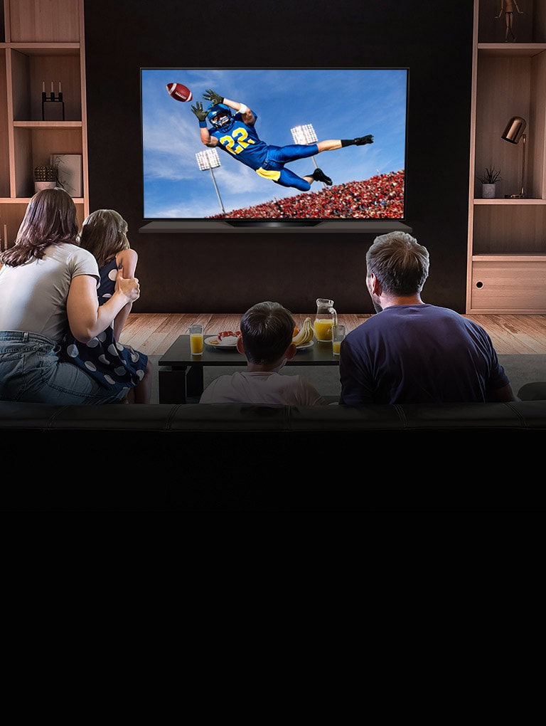 Žmonės svetainėje per TV žiūri žaidimą „Tottenham“