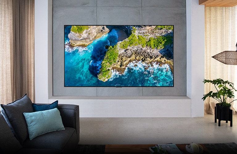 Prabangiuose namuose esančiame televizoriuje rodomas iš aukštai nufilmuotas peizažas