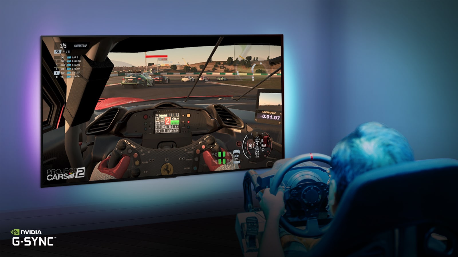 Vyras sėdi lenktynių žaidimų kėdėje, laiko lenktyninio automobilio vairą ir žaidžia lenktynių žaidimą TV ekrane