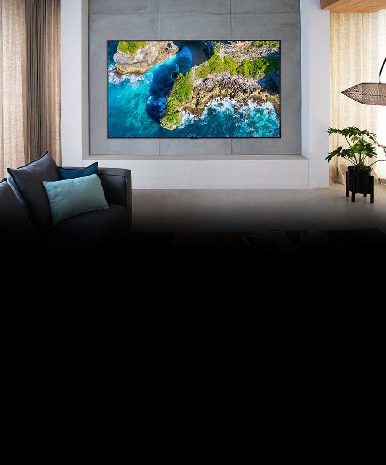 Prabangiuose namuose esančiame televizoriuje rodomas iš aukštai nufilmuotas peizažas