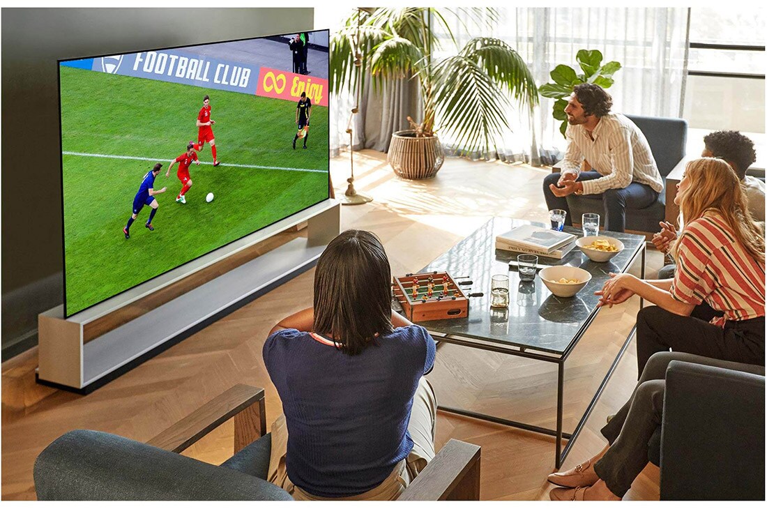LG 86 colių OLED 8K televizorius, Žmonės svetainėje per TV žiūri sporto rungtynes, OLED88ZX9LA, thumbnail 12