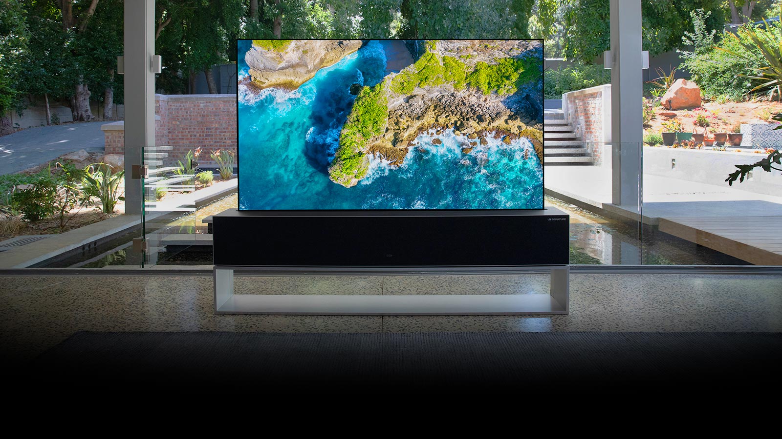 Prabangiuose namuose esančiame televizoriuje rodomas iš aukštai nufilmuotas peizažas