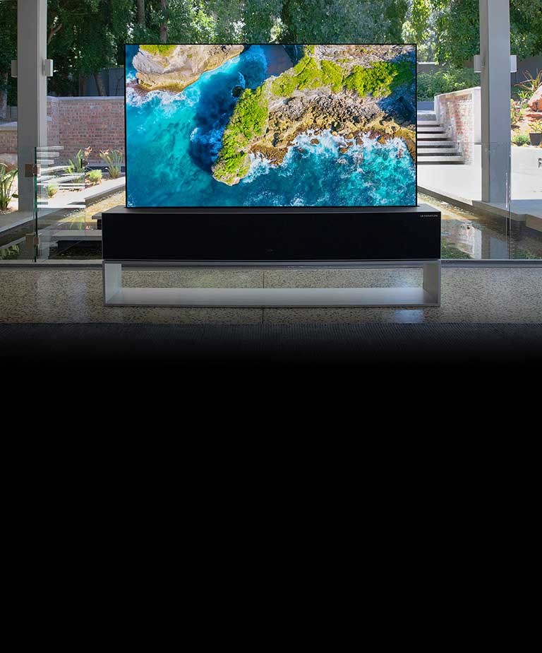 Prabangiuose namuose esančiame televizoriuje rodomas iš aukštai nufilmuotas peizažas