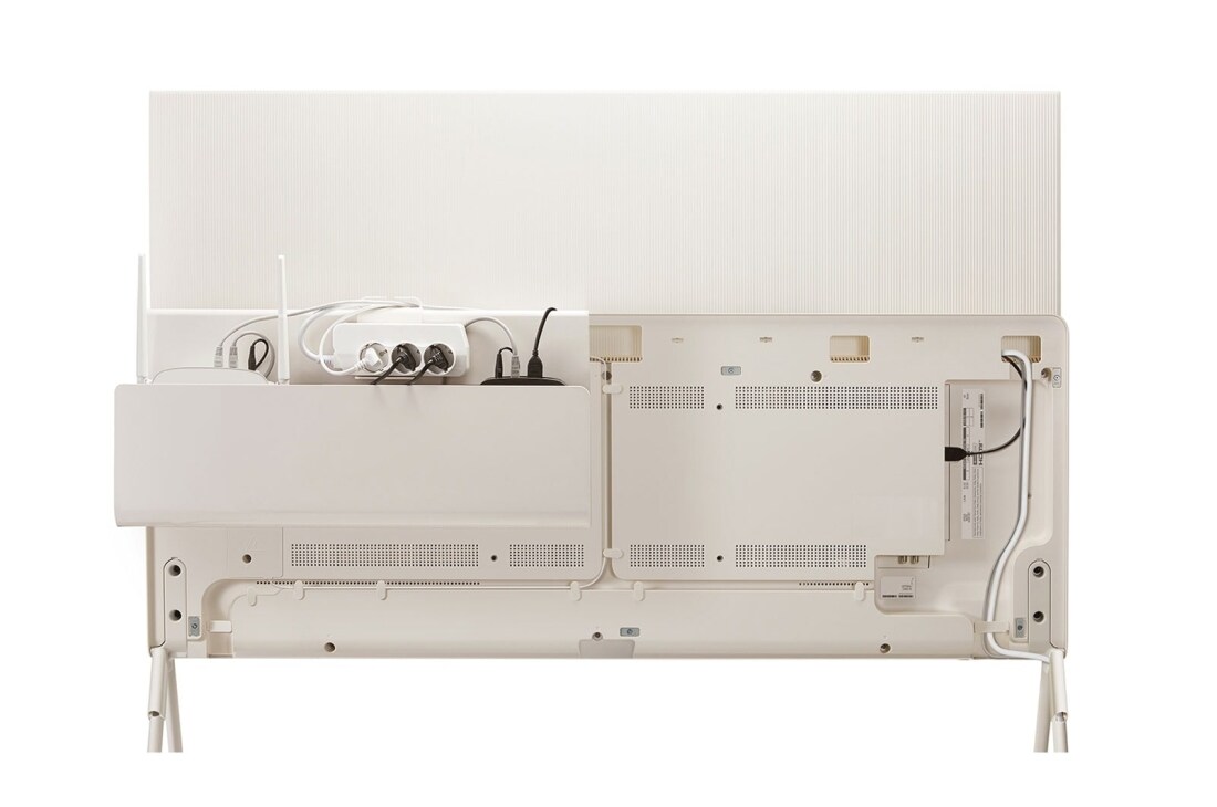 LG OLED | Objet collection ''Pose'', Iš galo vaizduojamas „Posé“ be dekoratyvinės dangos; rodomas televizoriaus laidų išdėstymas. Ant knygų lentynėlės padėtas laidų ir priedų dėklas, kuris laiko maršrutizatorių, kelių elektros kištukų ma, 42LX1Q3LA, thumbnail 10