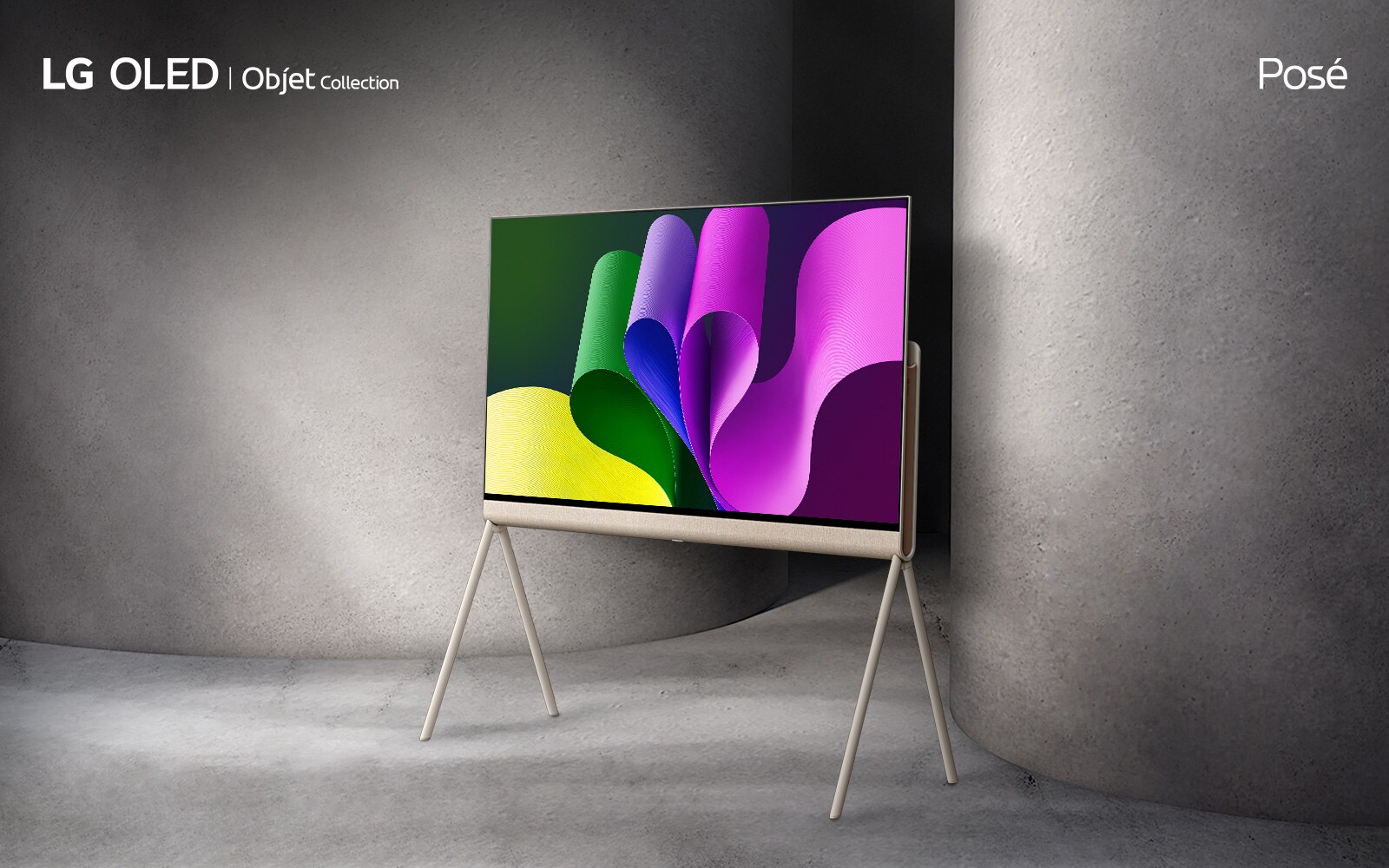 LG OLED Posé vaizdas iš galo. Kamera priartina vaizdą, kai LG OLED Posé sukasi į kairę, sulėtėja, kad būtų galima iš arti pamatyti LG Objet logotipą ir vaizdą iš šono. „Posé“ baigiasi 45 laipsnių kampu į kairę, o ekrane rodomas spalvingas abstraktus meno kūrinys, esantis tarp dviejų didelių pilkų kolonų.