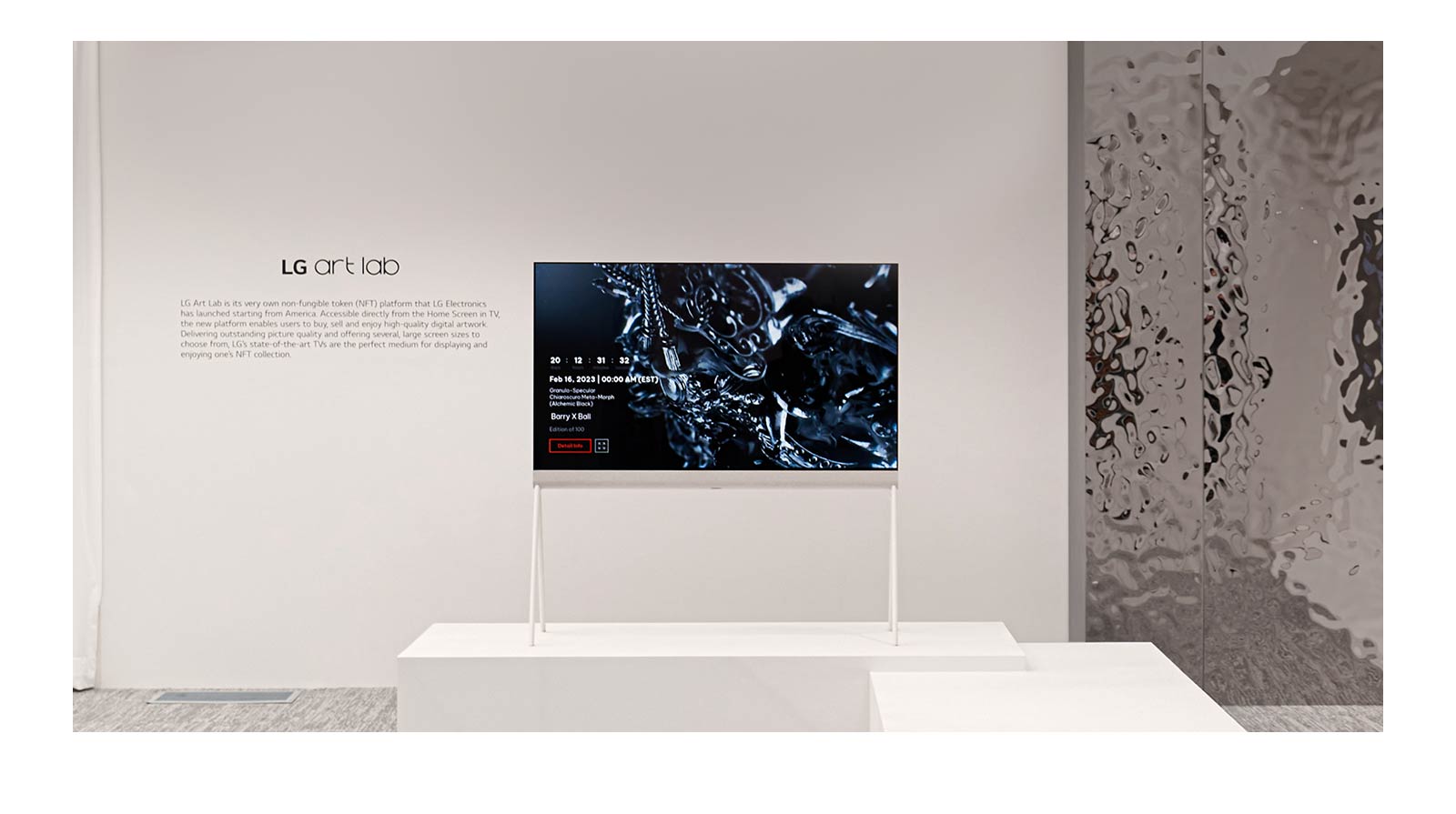 LG OLED Easel yra baltame kambaryje su skaitmeniniu juodos skulptūros kūriniu. Dešinėje televizoriaus pusėje esančioje sidabrinėje fizinėje skulptūroje matomas kambario atspindys. 