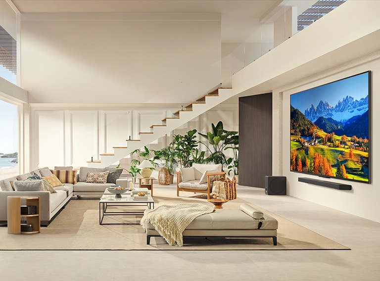 „LG QNED TV“ televizorius sumontuotas ant sienos virš „LG Soundbar“ garso sistemos šiuolaikiškoje svetainėje.  „Zero Connect Box“ yra kavos staliuko viduje.