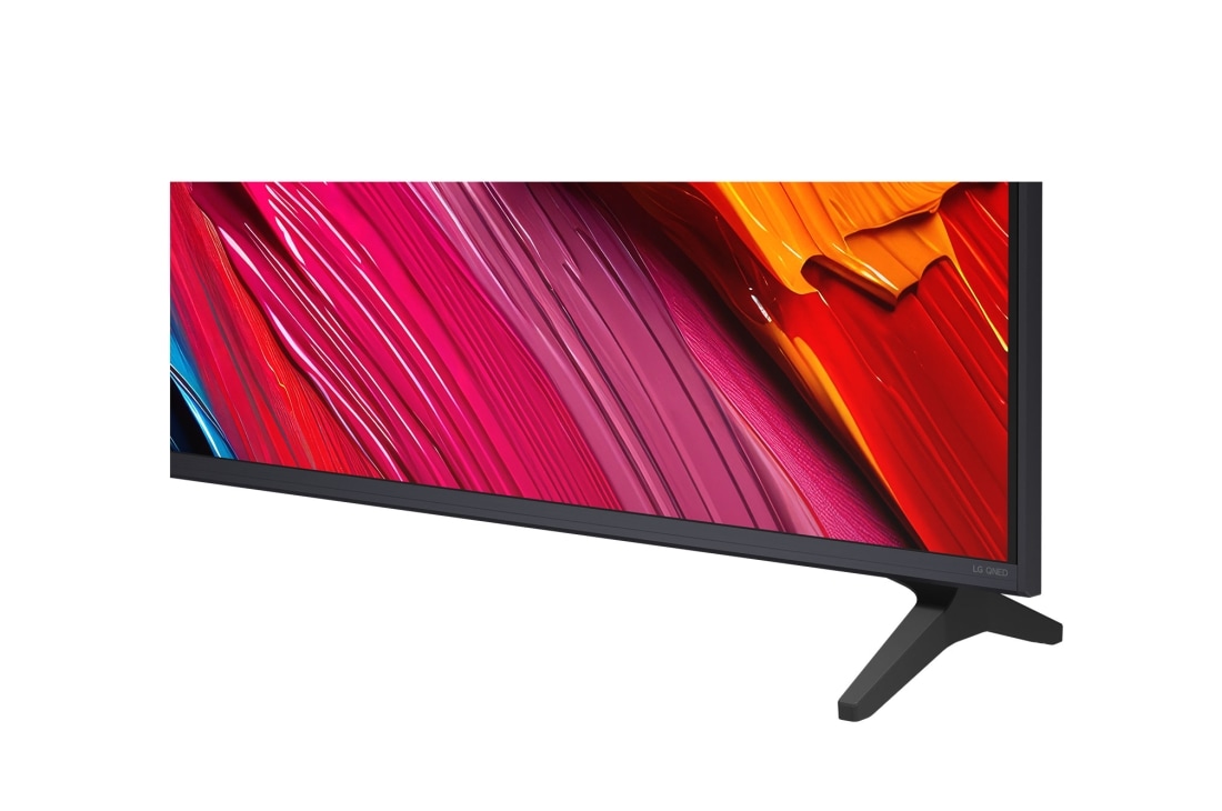 LG 50 colių LG QNED AI 4K išmanusis TV QNED7E 2025, LG AI Magic Remote prieš LG TV ekraną. Ekrane rodomas asmeninis LG AI sveikinimas su pasirinktiniais reikšminiais žodžiais, pagrįstais naudotojo paieškos ir žiūrėjimo istorija. Prie nuotolinio valdymo, 50QNED7EA6B, thumbnail 8