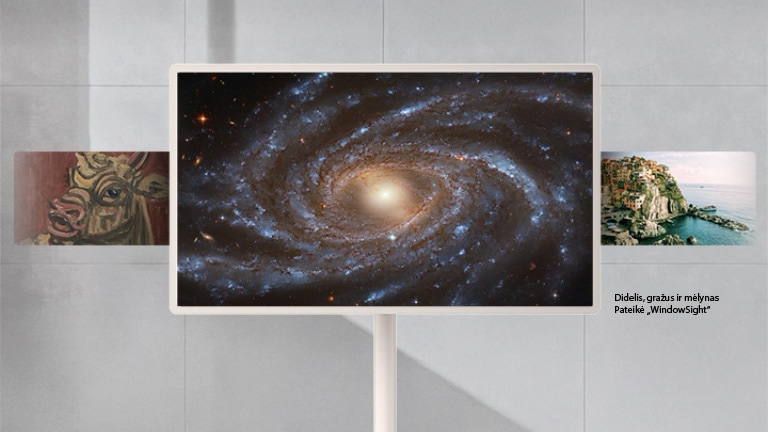 „LG StanbyME 2 Max LX6“ kilnojamajame ekrane su „LG Gallery+“ rodomas „WindowSight“ sukurtas spiralinės galaktikos meno kūrinys „Didelis, gražus ir mėlynas“, suteikiantis erdvei galerijos įspūdį.