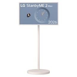 „LG StanbyME 2 Max LX6“ kilnojamasis ekranas su nuimamu ir itin patogiu nešiojamuoju dizainu rodomas ant stovo su laikrodžio sąsaja, pabrėžiant universalų išdėstymą ir sklandų integravimą į dekorą.2