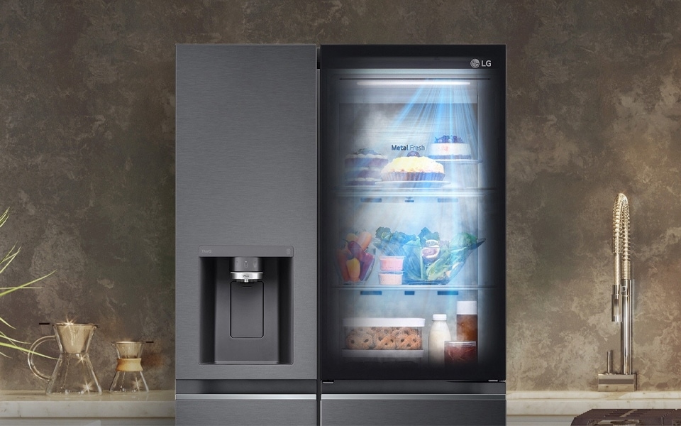 "InstaView" permatomas šaldytuvas demonstruoja tinkamą maisto laikymą