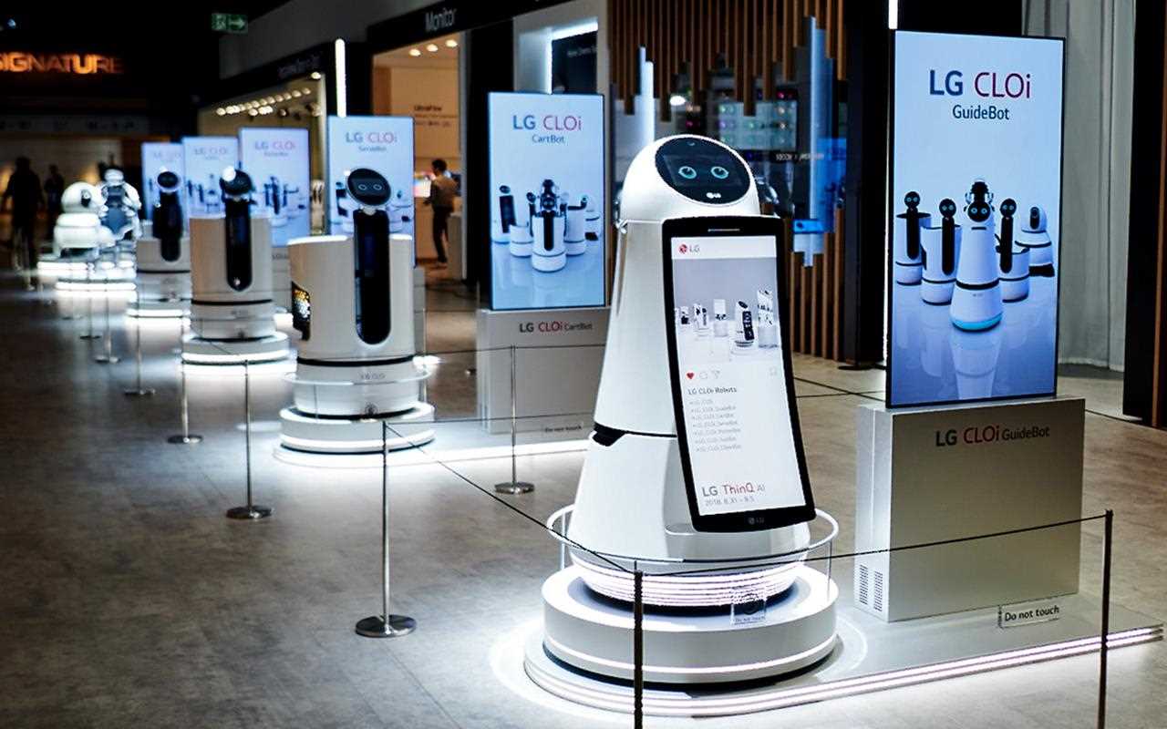 CLOi robots stand to attention at IFA 2018 | More at LG Magazine