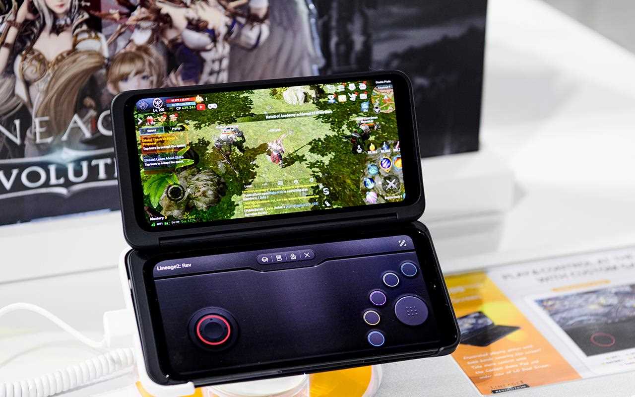 The gaming function on the G8X ThinQ is something else - with the second screen functioning as a controller | More at LG MAGAZINE