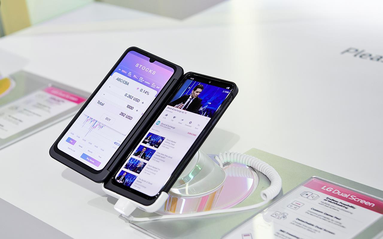 With the LG G8X you can check documents and information while looking at videos or emails - making multitasking a breeze | More at LG MAGAZINE
