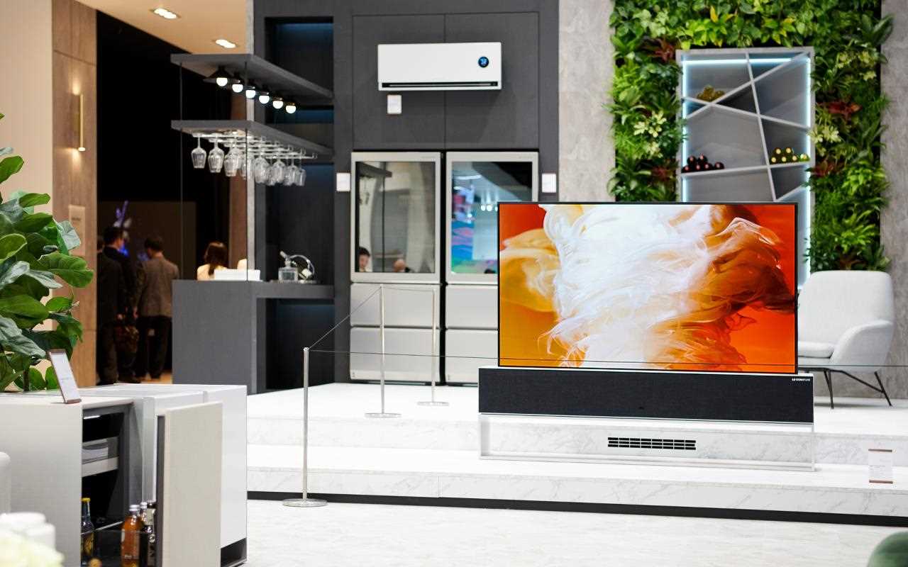 The LG SIGNATURE OLED TV R fits perfectly into LG's ThinQ Home at IFA 2019, disappearing when not needed | More at LG MAGAZINE