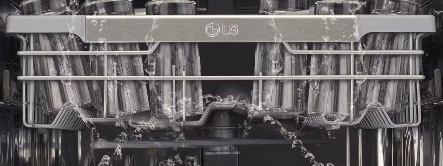 LG trauku mazgājamās mašīnas iekšpuse ar plauktiem un trauku ievietošanas vietu	